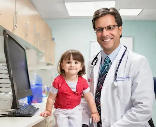 Endocrinólogo Pediatra 2 Médico Venezuela Endocrinologo Pediatra con un paciente