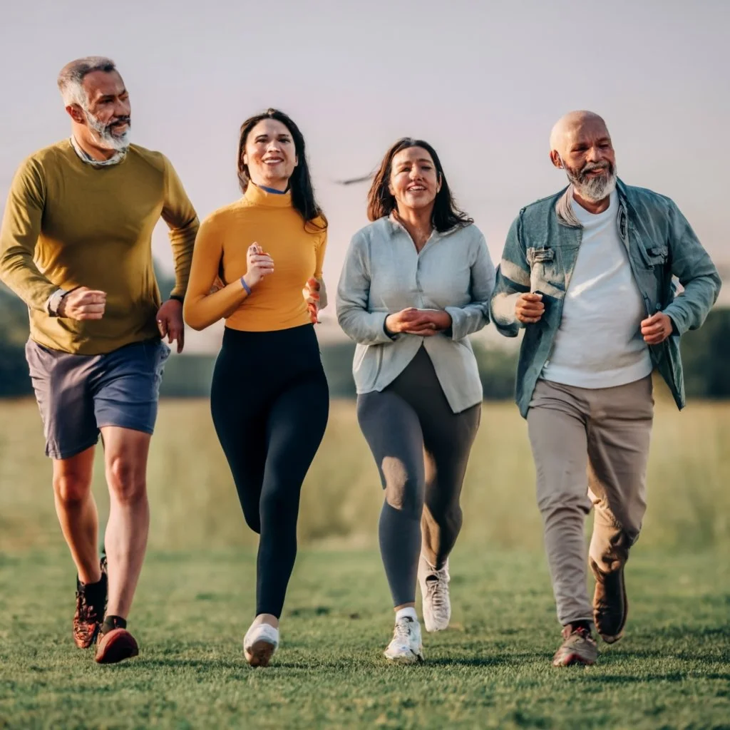 Terapia contra ansiedad, depresión y estrés. Imagen de un grupo de personas de diferentes edades, etnias y orígenes realizando actividades saludables, como caminar, jugar al fútbol o practicar yoga, t