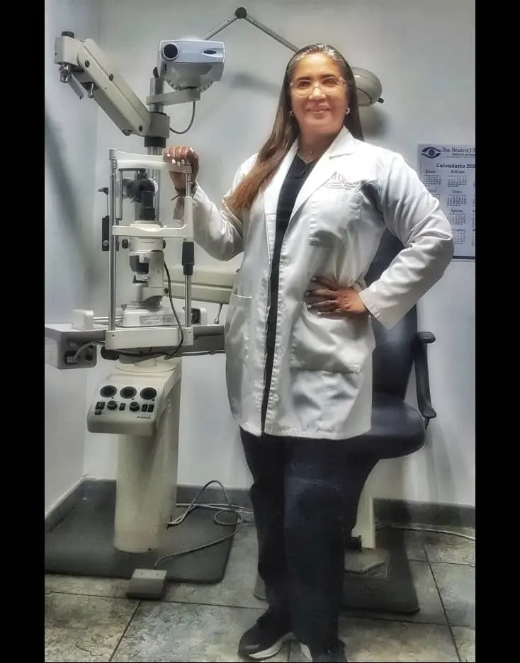 Dra. Beatriz Phillips - Oftalmólogo 2 Médico Venezuela Dra. Beatriz Phillips en su consultorio oftalmológico.